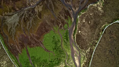 Satte-Farben-In-Der-Vogelperspektive-Des-Flusssumpfes-Auf-Der-Insel-Skye,-Schottland