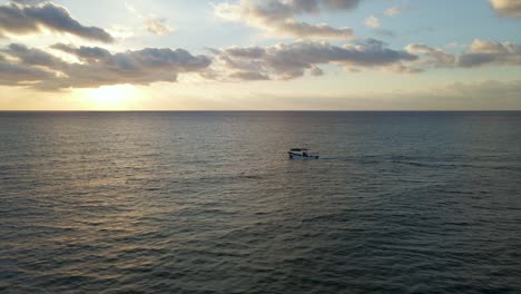 Schnelles-Schnellboot-Auf-Dem-Pazifik-Von-Mexiko-Mit-Sonnenuntergang-Am-Horizont,-Luftverfolgung-Mit-Kopierraum