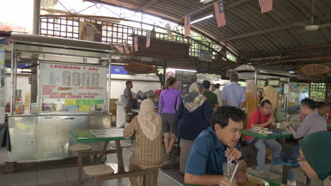 Lokales-Restaurant-Voller-Menschen,-Die-In-Sungai-Pentani-Kedah-Malaysia-Essen