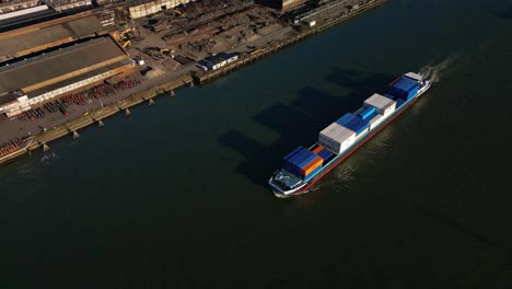 Luftaufnahme-Eines-Beladenen-Containerschiffs,-Das-Durch-Die-Kanäle-Von-Ablasserdam,-Niederlande,-Fährt