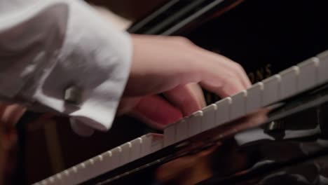 Close-up-Shot-following-a-pianists-hands