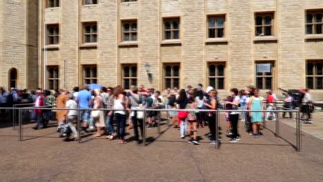 Panning-shot-showing-the-very-long-queues-of-tourists-waiting-to-enter-the-royal-jewels