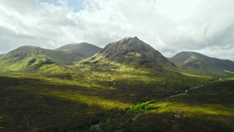 Clouds-Cast-Shadows-On-Lush-Green-Scottish-Marshland-And-Mountains,-Isle-Of-Skye