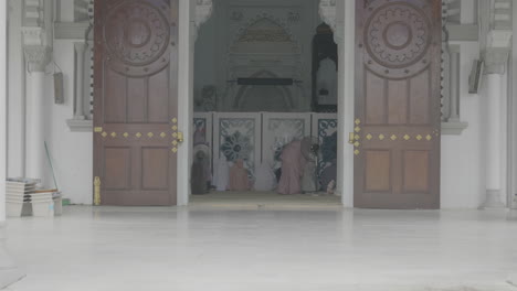 Los-Fieles-Caminan-En-La-Mezquita-En-Alor-Setar-Malasia,-Ver-A-Través-De-Las-Puertas