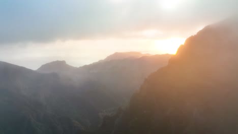 Luftaufnahme-Des-Sonnenaufgangs-Am-Frühen-Morgen-In-Den-Bergen-Der-Insel-Madeira,-Portugal