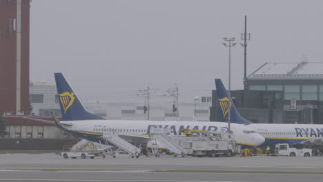 Ryanair-Flugzeug-Bewegt-Sich-Vom-Flugplatzterminal-Zur-Landebahn-Am-Flughafen-Danzig,-Polen