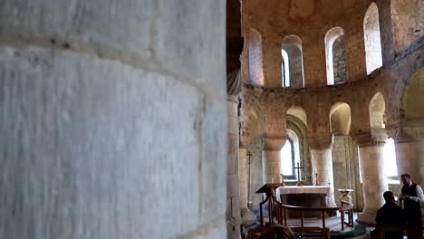 Aufschlussreiche-Aufnahme-Von-Touristen,-Die-Das-Innere-Eines-Gebäudes-Im-Tower-Of-London-Erkunden