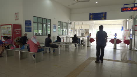 Reisende-Warten-Auf-Bänken-Am-Bahnhof-Alor-Setar-In-Malaysia