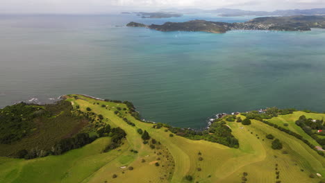 Drohnenflug-über-Der-Neuseeländischen-Bucht-Der-Inseln-Mit-Blick-Auf-Die-Küste-Des-Ozeans,-Der-Eine-Atemberaubende-Meereslandschaft-Am-Pazifischen-Ozean-Offenbart