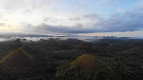 Chocolate-Hills-Mountains-Bei-Sonnenuntergang-In-Bohol,-Philippinen---Luftlandschaft