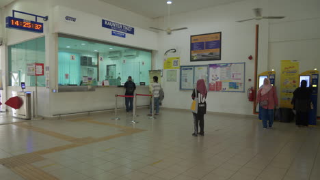 Estación-De-Tren-Casi-Vacía-De-Alor-Setar-Mientras-Los-Clientes-Esperan-Para-Comprar-Boletos-En-Malasia