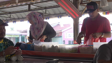 Malaysia-Thailand-Grenzmarkt,-Während-Einheimische-Und-Reisende-Essen-Aus-Dem-Mülleimer-Holen
