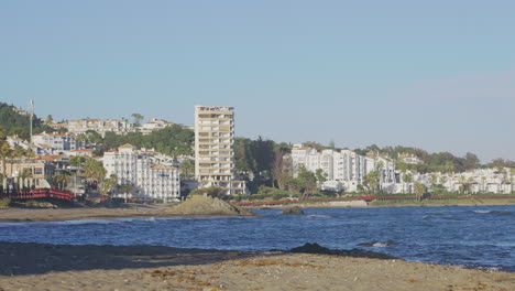 Apartamentos-Cerca-De-La-Playa-De-Calahonda,-Sur-De-España,-Con-Un-Cielo-Azul-Claro