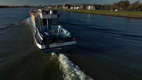 Blaues-Containerschiff,-Das-Durch-Die-Niederländischen-Kanäle-Von-Alblasserdam,-Niederlande,-Navigiert