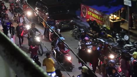 Multitud-De-Ciudadanos-En-La-Noche-De-La-Calle-Celebra-El-Aniversario-De-La-Ciudad