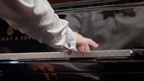 Mittlere-Aufnahme-Der-Hände-Eines-Pianisten