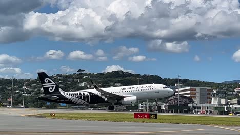 Bodenpersonal-Blickt-Auf-Ein-Neuseeländisches-Flugzeug,-Das-Den-Wellington-International-Airport-In-Neuseeland-Verlässt