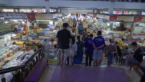 Panorámica-Del-Mercado-De-Han-Que-Muestra-Los-Puestos-De-Los-Vendedores-Y-Los-Asistentes-Al-Mercado-De-Compras