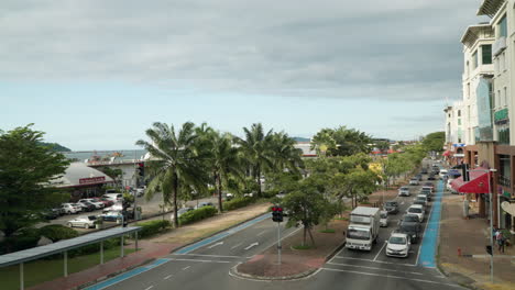 Atasco-De-Tráfico-En-La-Ciudad-De-Kota-Kinabalu-En-Un-Día-Soleado---Vista-Superior