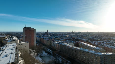 Wintertag-Luftaufnahme-Von-Albano-Und-Valhallavägen,-Verschneite-Straßen-Stockholm,-Schweden