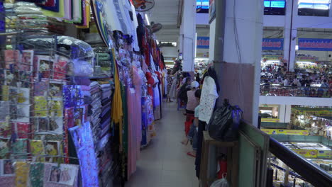 Dolly-Durch-Enge-Vietnamesische-Marktstände,-An-Denen-Kleider-Und-Stoffe-Verkauft-Werden