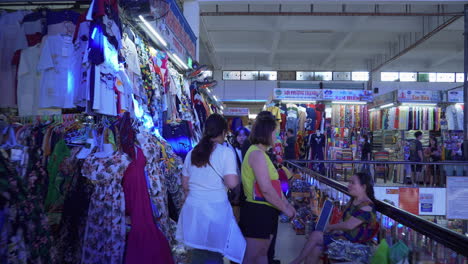 Käufer-Eilen-über-Den-Gehweg-In-Der-überfüllten-Kleiderabteilung-Des-Han-Marktes-In-Vietnam