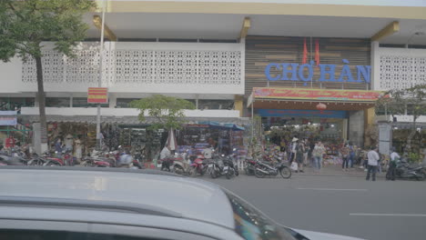 Camine-Por-La-Concurrida-Calle-Que-Da-Al-Mercado-De-Han,-Signo-De-La-Ciudad-De-Da-Nang,-Vietnam