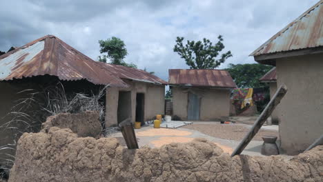 Pequeño-Pueblo-Rural-De-Ashakuchi-En-El-Estado-De-Nasarawa,-Nigeria-En-Un-Día-Nublado