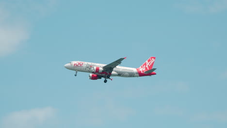 Air-Asia-Airline-Jet-Flugzeug-Fliegt-Auf-Blauem-Himmelshintergrund-Mit-Weißen-Wolken---Verfolgung