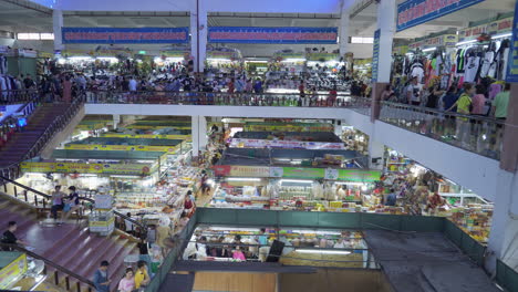 Überblick-über-Den-Geschäftigen-Han-Markt,-Während-Käufer-Nach-Obst-Und-Kleidung-Suchen