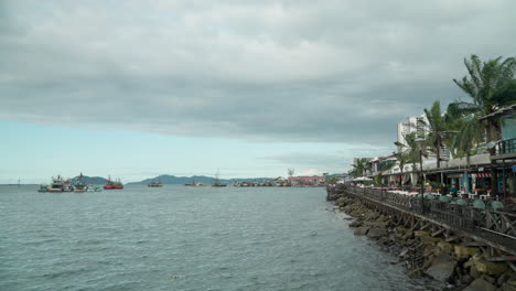 Vista-De-La-Explanada-Frente-Al-Mar-En-Kota-Kinabalu,-Sabah,-Malasia