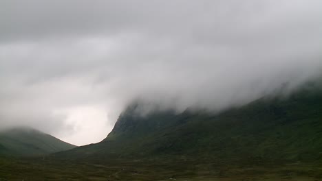 Ein-Zeitraffer-Des-Nebels,-Der-Durch-Eine-Bergkette-In-Der-Nähe-Des-Dorfes-Tarbert-Auf-Der-Insel-Harris-Rollt,-Die-Zu-Den-Äußeren-Hebriden-Schottlands-Gehört