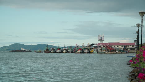 Kota-Kinabalu-Frente-Al-Mar-Con-Vistas-A-Los-Barcos-De-Pescadores-De-Arrastreros-Atracados-En-El-Puerto-Por-El-Mercado-De-Pesca-De-Safma-Sabah