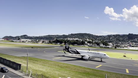 Air-New-Zealand-Moviéndose-Lentamente-En-La-Pista-Del-Aeropuerto-Internacional-De-Wellington,-Nueva-Zelanda