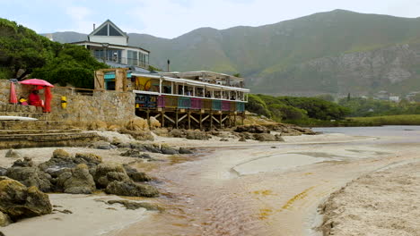 Beliebtes-Restaurant-„Milk-On-The-Beach“-Am-Lagunenufer-In-Onrus,-Cape-Whale-Coast
