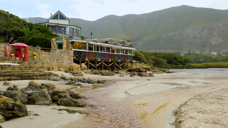 Leche-Popular-En-El-Restaurante-De-La-Playa-En-Lagoonside-En-Onrus,-Costa-De-Ballenas-Del-Cabo