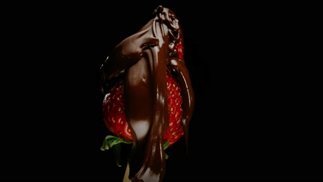 Cremige-Weiße-Und-Braune-Schokolade-Ergießt-Sich-über-Rotierende-Erdbeeren,-Makro-Slomo