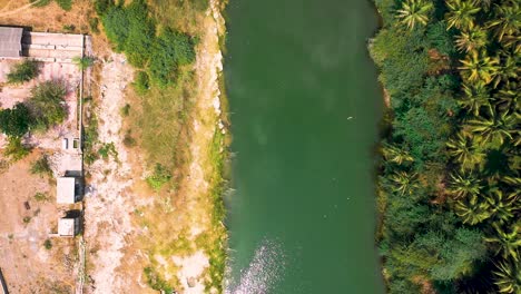 Küstenstraßen-Und-Landschaften-Von-Mindanao,-Indien,-Luftbildkamera-Zoomt-Auf-Seewasser,-Vögel-Fliegen-Und-Die-Sonne-Spiegelt-Sich-Auf-Dem-Wasser