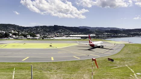 Qantas-Boeing-Rodando-En-El-Aeropuerto-Internacional-De-Wellington-En-Un-Día-Soleado-En-Wellington,-Rongotai,-Nueva-Zelanda