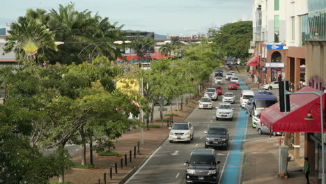 Vida-De-La-Ciudad-De-Kota-Kinabalu---Coches-Que-Se-Mueven-Lentamente-En-El-Tráfico-En-Una-Carretera-Pequeña---Vista-De-ángulo-Alto