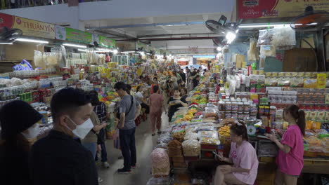 Kunden-Verhandeln-Angebote-Und-Verkäufer-Warten-Gelangweilt-Auf-Dem-Han-Markt-In-Da-Nang,-Vietnam