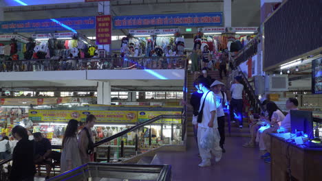 Vista-Estática-De-Los-Asistentes-Al-Mercado-Caminando-Y-Tomando-Fotografías-En-El-Impresionante-Mercado-Han-Vietnam