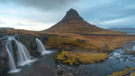 Timelapse-De-Kirkjufellsfoss-Y-Montaña-Kirkjufell-En-El-Lado-Norte-De-La-Península-De-Snæfellsnes,-Islandia