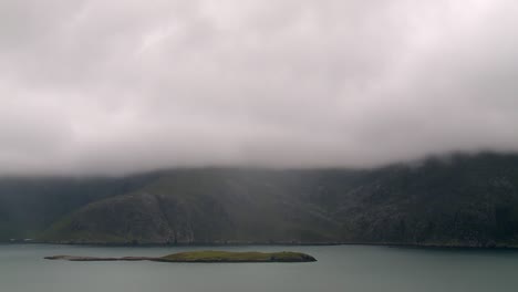 Eine-Aufnahme-Der-Bucht-Um-Tarbert-Und-Der-Berge-Um-Luskentyre-Auf-Der-Isle-Of-Harris,-Teil-Der-Äußeren-Hebriden-Schottlands