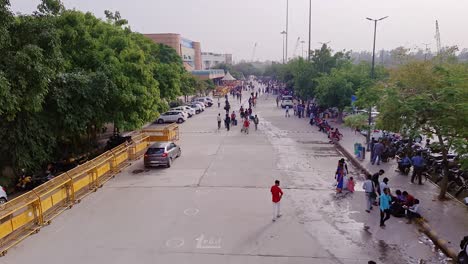 La-Gente-Caminando-En-El-Puente-Peatonal-En-La-Estación-De-Tren-En-El-Día-Se-Toma-Una-Foto-En-Delhi-India-El-02-De-Marzo-De-2023