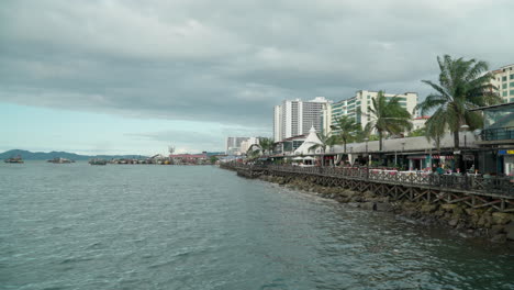 Blick-Auf-Den-Hafen-Von-Kota-Kinabalu-Und-Die-Uferpromenade-In-Sabah,-Malaysia