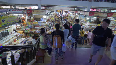 Día-Ajetreado-En-Han-Market-Vietnam-Mientras-Vendedores-Y-Compradores-Llenan-El-área-De-Vida