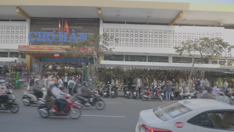 Außerhalb-Des-Pan-of-Han-Marktschilds-Und-Der-Belebten-Straße-In-Da-Nang,-Vietnam