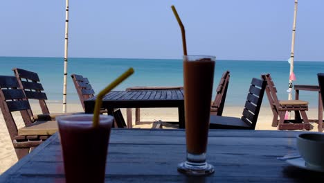 Cocktails-Mit-Weißem-Sand-Und-Blauem-Meer-Sind-Die-Aussicht