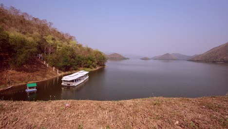 Aire-Lleno-De-Humo-En-El-Depósito-De-Agua-En-Sri-Sawat-Tailandia